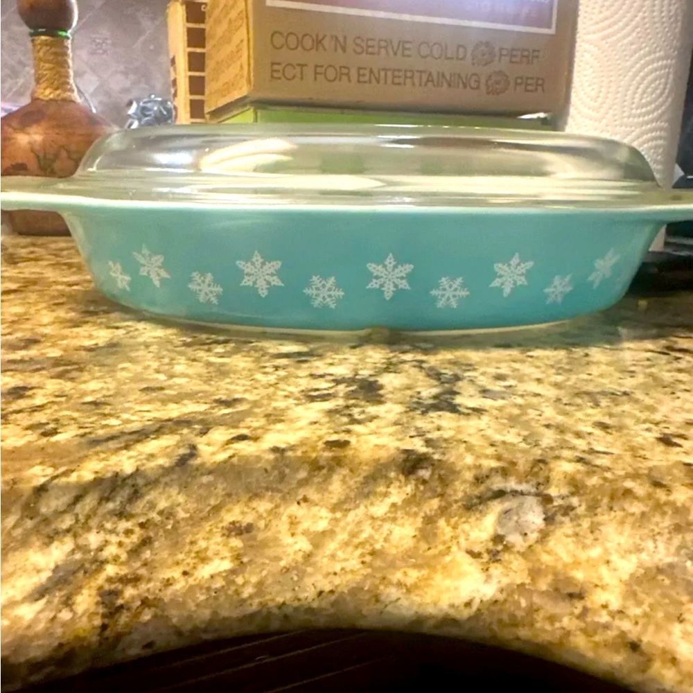 Pyrex Snowflake Blue Oval 1.5 Qt. Divided Covered Casserole 16